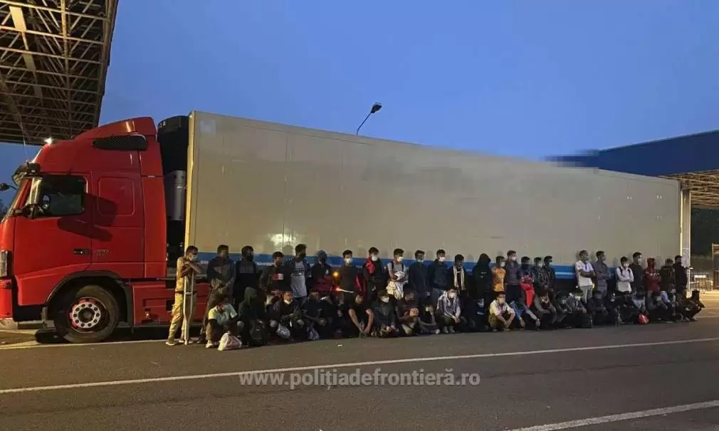 Șofer de camion, condamnat pentru că transporta migranți