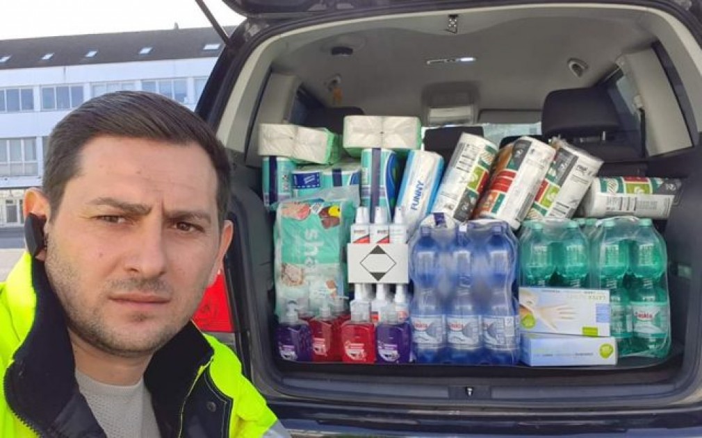 Un român din Germania împarte gratuit șoferilor de camion mănuși, dezinfectant, săpun și apă.