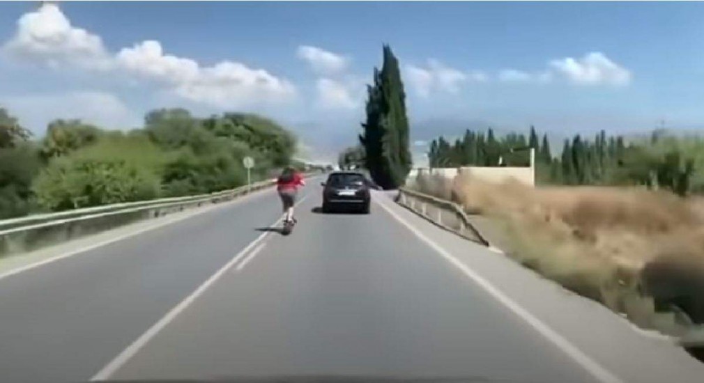 Video: Pe trotinetă, încearcă să depășească o mașină, cu peste 100km/h