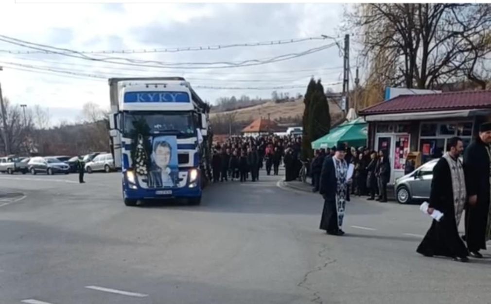 VIDEO Cortegiu funerar cu zeci de camion. Transportator, mort la 47 de ani