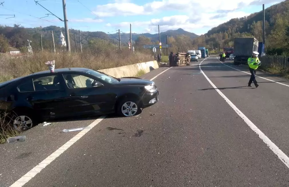 Un șofer vitezoman de camion a lovit o dubiță: 3 victime