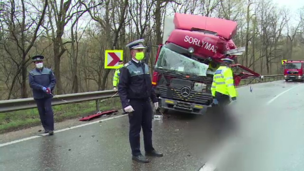 VIDEO. Un șofer profesionist în stare gravă după ce a fost lovit de remorca altui camion