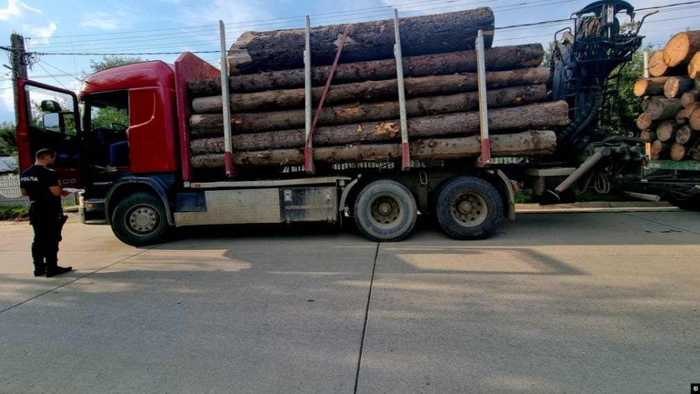 A rămas fără camion. Transporta prea multe lemne