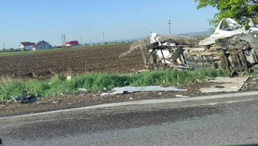 Camion, răsturnat la limita județului Iași