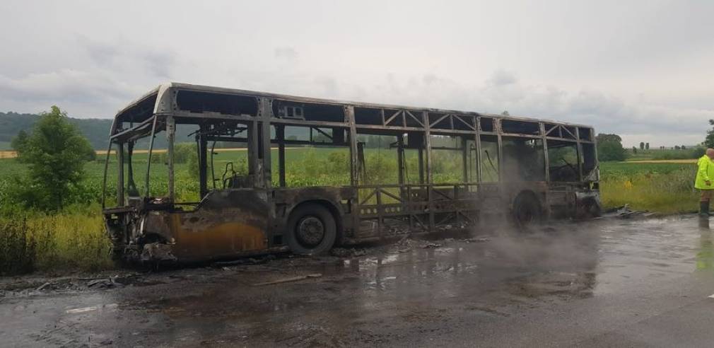 Un autobuz a ars ca o torță în mers