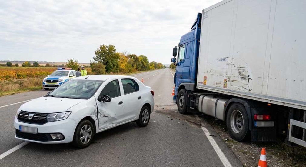 O mașină și un camion s-au acroșat în timpul unei depășiri
