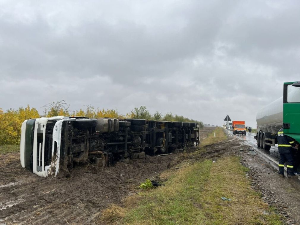 Un camion cu materiale de construcții s-a răsturnat