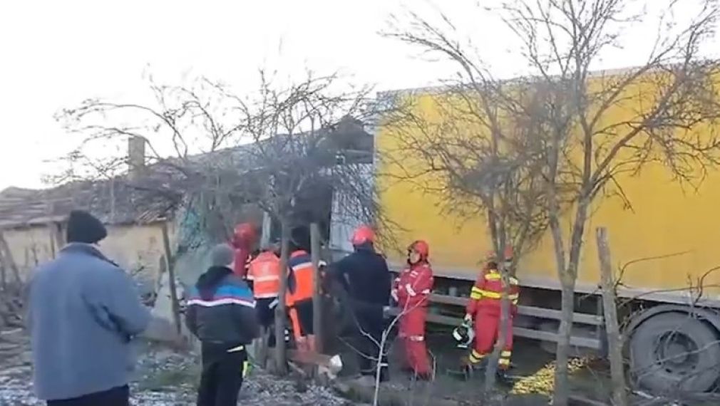 VIDEO Un șofer beat a pierdut controlul camionului și a intrat într-o casă