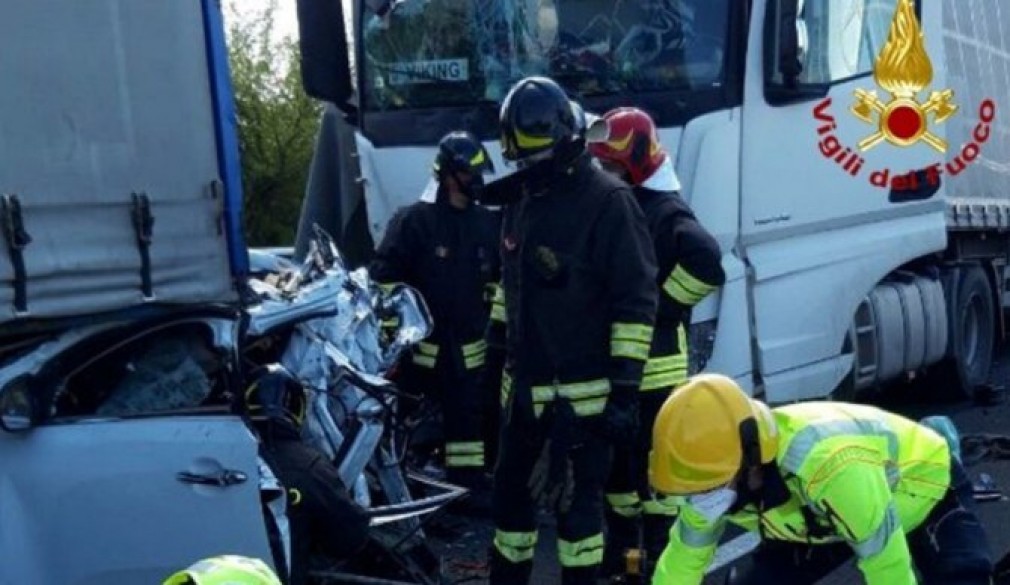 Un șofer profesionist de camion a murit la impactul cu alte două camioane