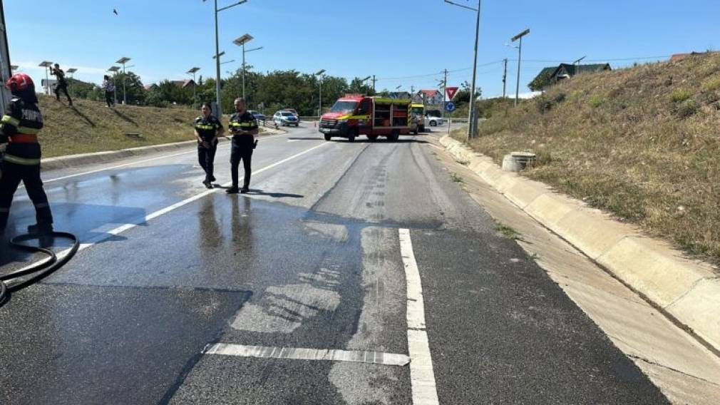 Un camion a luat foc de la câteva scântei