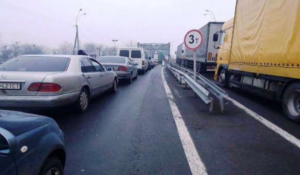 Zeci de camioane, blocate 24 de ore la granița de est a României