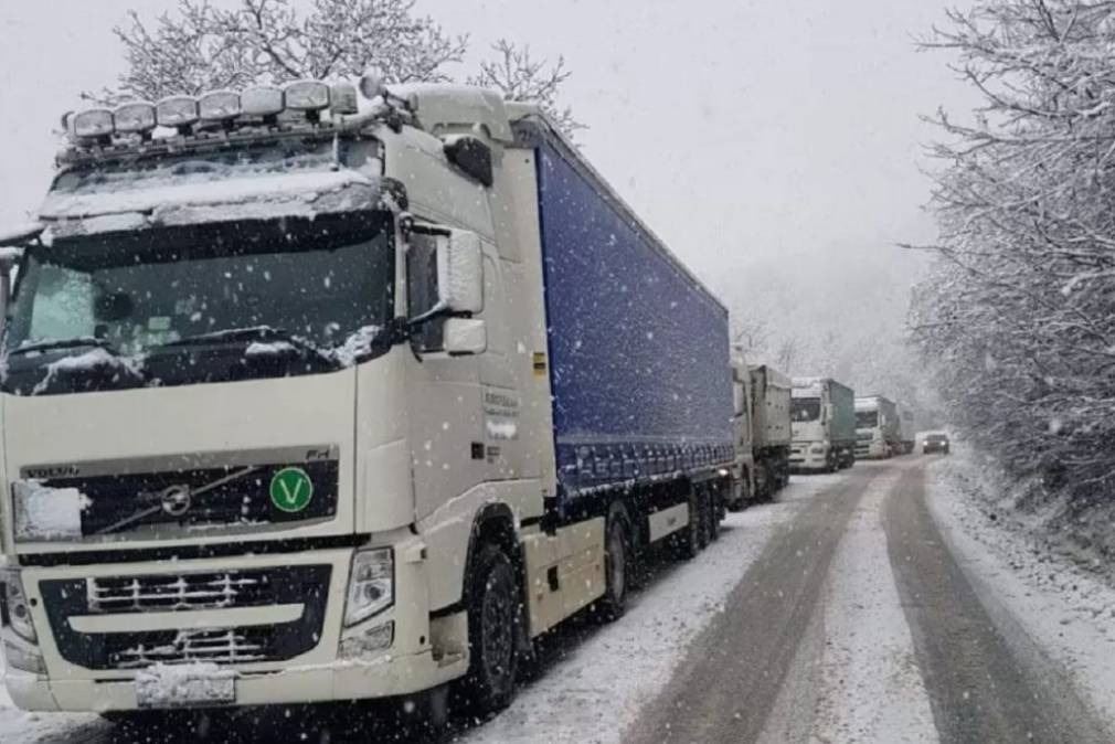 Suceava. Coloană de camioane de 35 de kilometri pe DN2