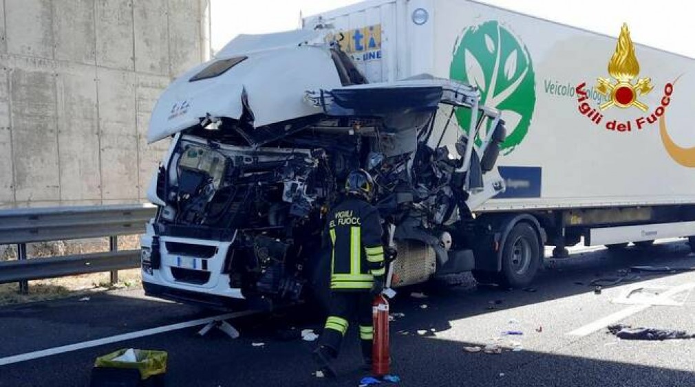 Italia. Un nou accident între două camioane pe autostradă. Un șofer și-a pierdut viața
