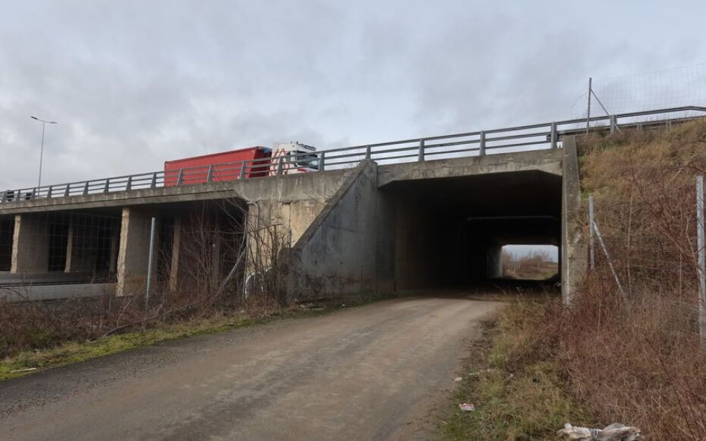 Două camioane cu produse Apple, jefuite de bărbați înarmați cu topoare