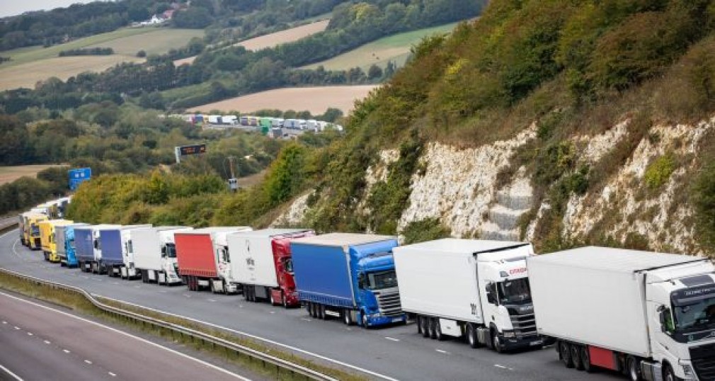 Acord economic post BREXIT, anunțat. Companiile de transport ar pierde 850 mii lire dacă un camion întârzie 15 minute în vamă