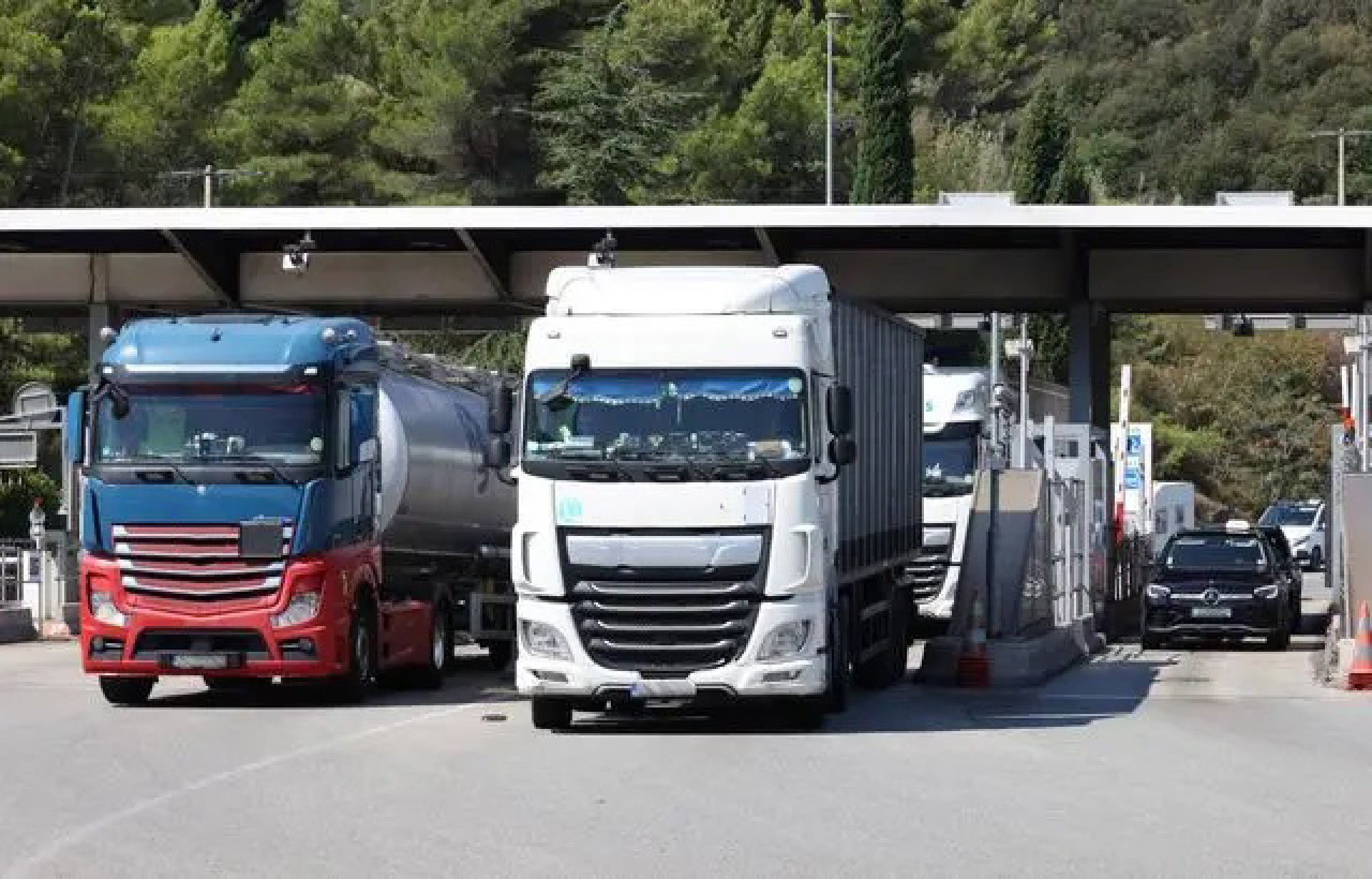 Franța. Un șofer român de camion a forțat de 115 ori barierele din stația de taxare de pe autostradă