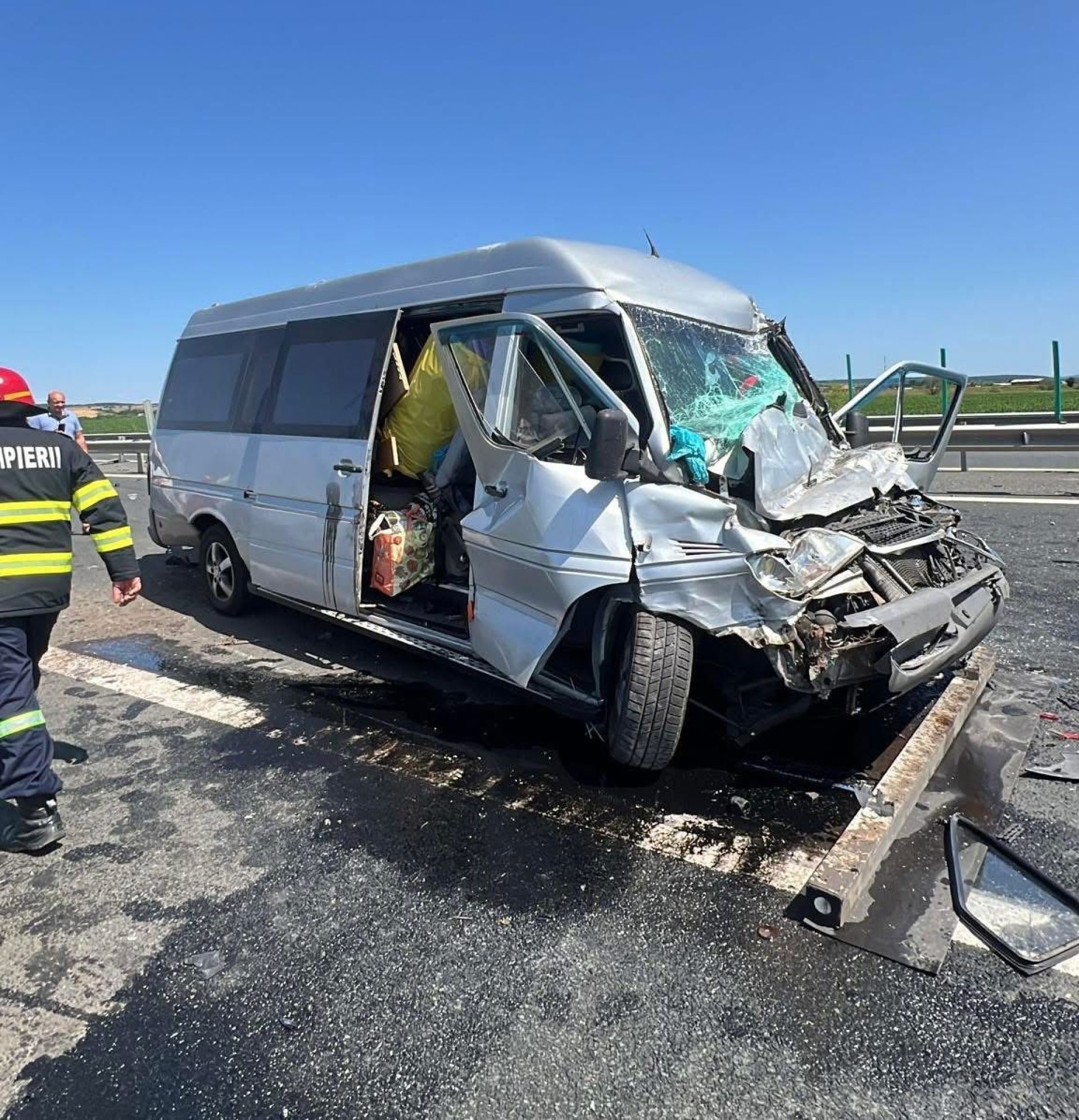 Impact violent între o dubiță și un camion. Sunt răniți