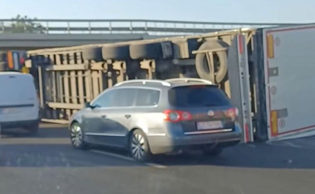 Șofer de camion care s-a răsturnat cu camion, reținut. Era beat