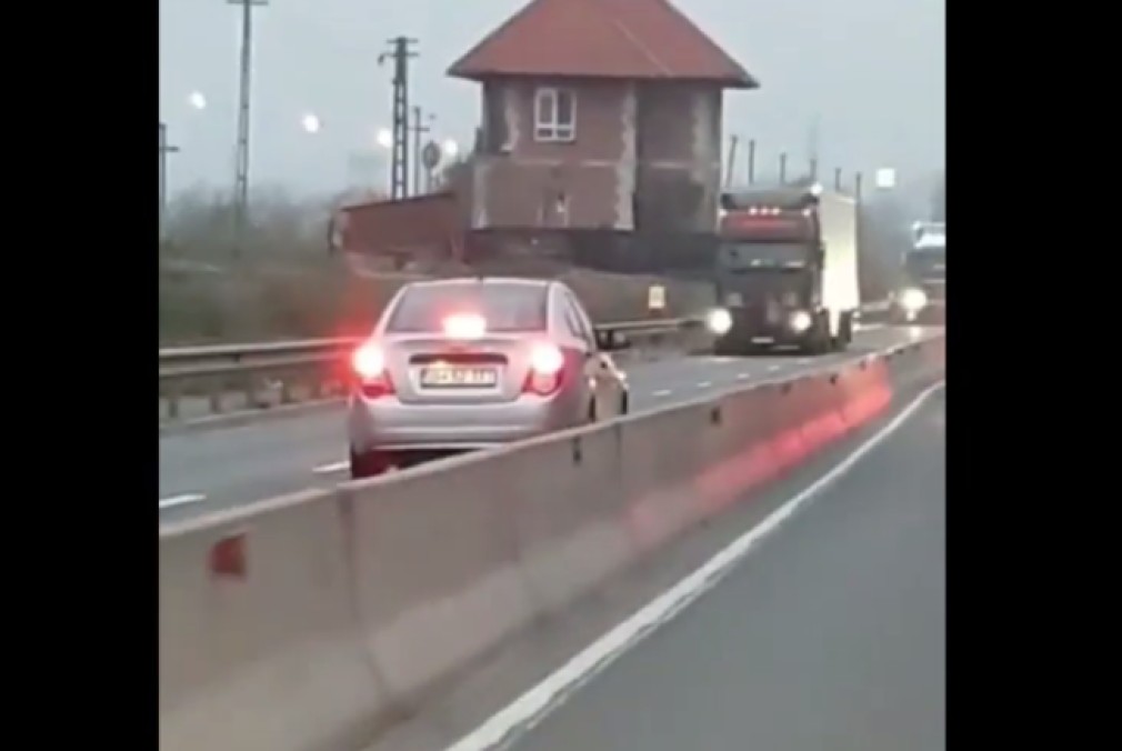 VIDEO. Autoturism pe contransens pe Centura Oradea. Din față vin camioane