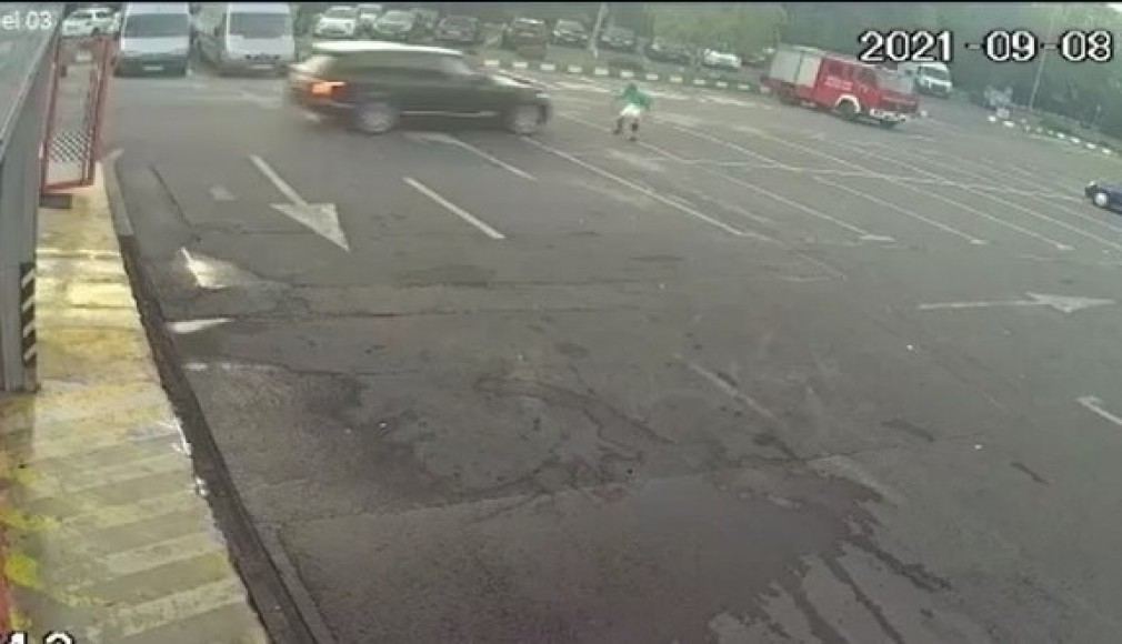 VIDEO Un șofer nemulțumit a trecut cu mașina peste angajatul care i-a spălat mașina