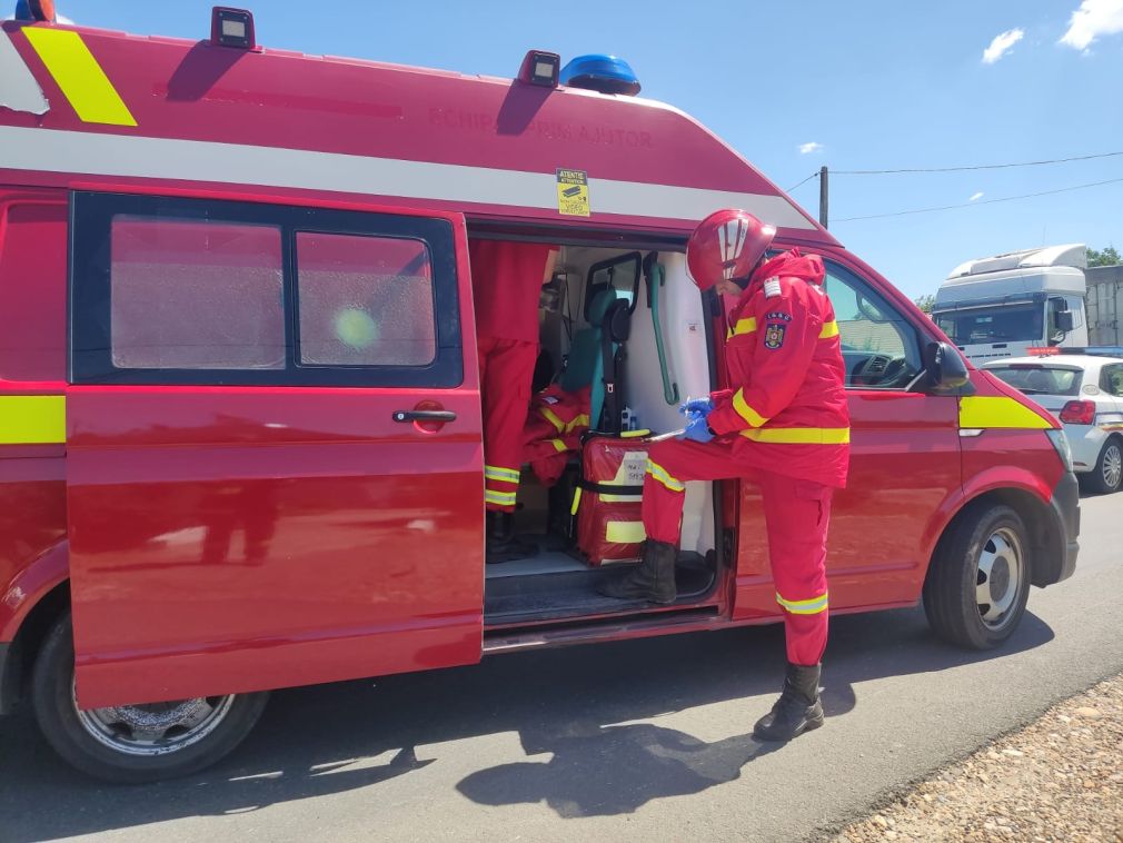 Un camion care gonea tare a lovit o mașină. A proiectat-o într-un alt autoturism
