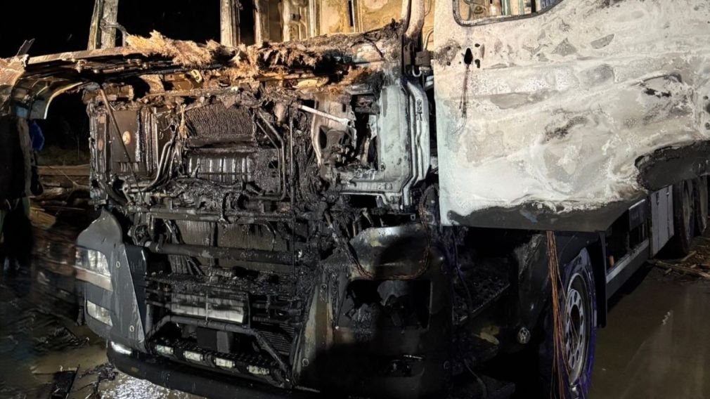 Incendiu la un camion cu cherestea. Șoferul, amendat pentru permis expirat