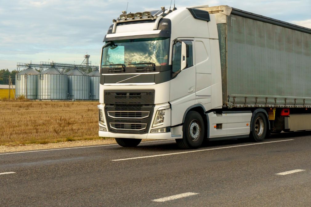 Român, spulberat de camion după ce mașina i-a rămas fără combustibil