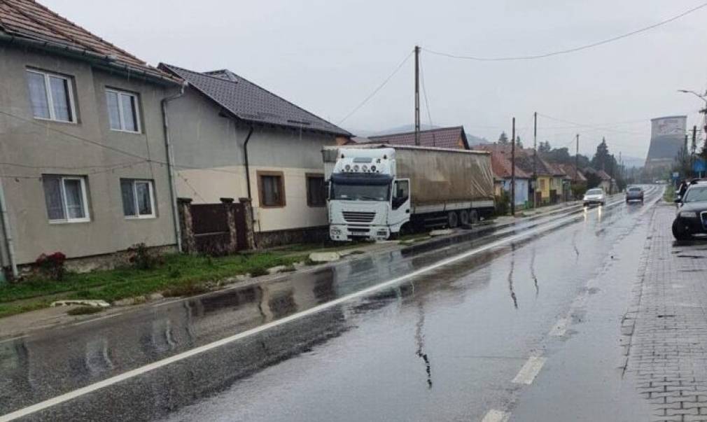 Mureș. Femeie accidentată grav de camion pe trotuar