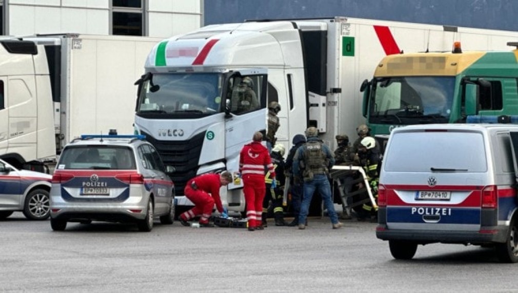 Un șofer român de camion și-ar fi înjunghiat colega de echipaj. A intervenit poliția