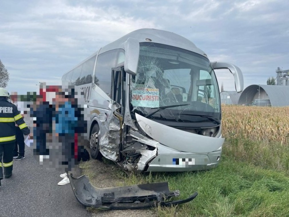 Autocar cu 29 de persoane, implicat într-un accident cu o autoutilitară
