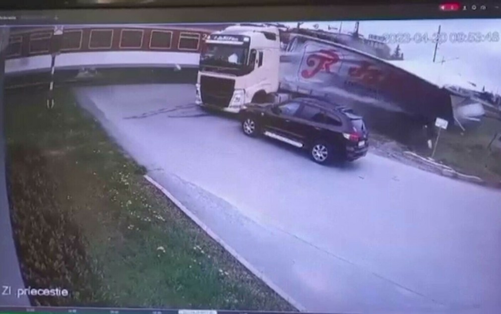 VIDEO. Șofer profesionist, scăpat cu viață după ce camionul său a fost lovit de un tren