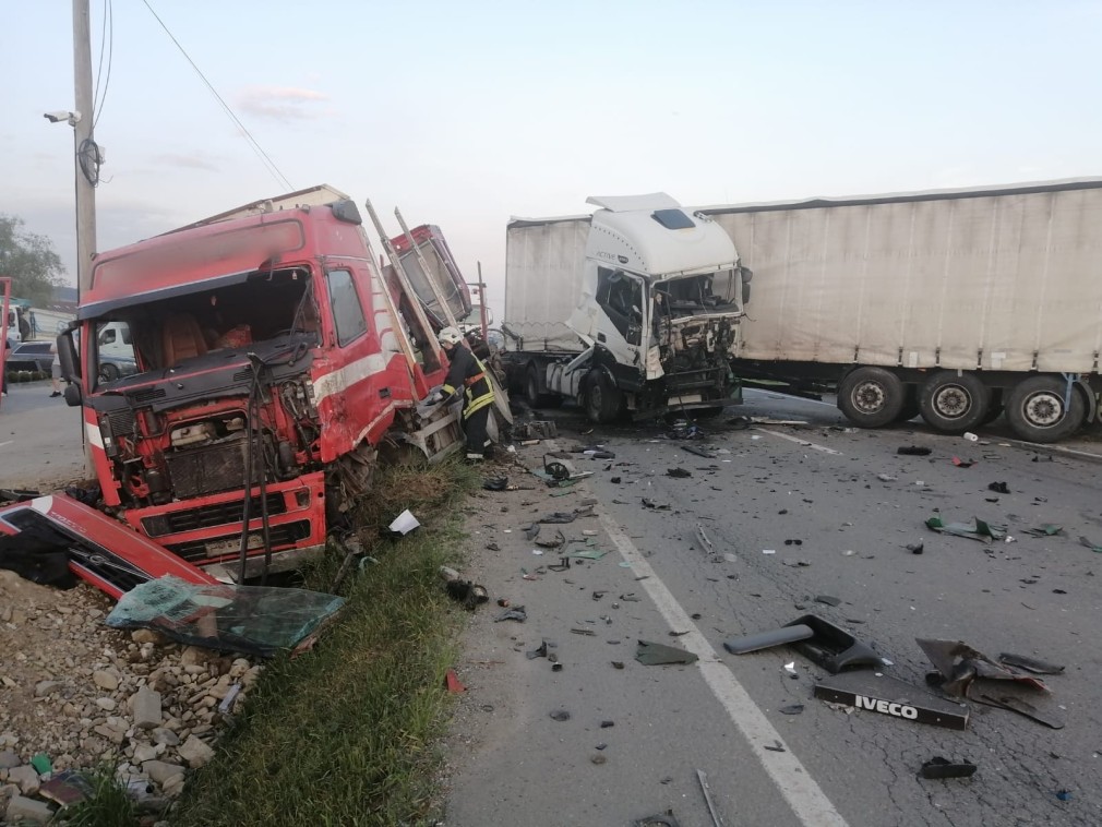 Accident cumplit: Două camioane s-au ciocnit frontal
