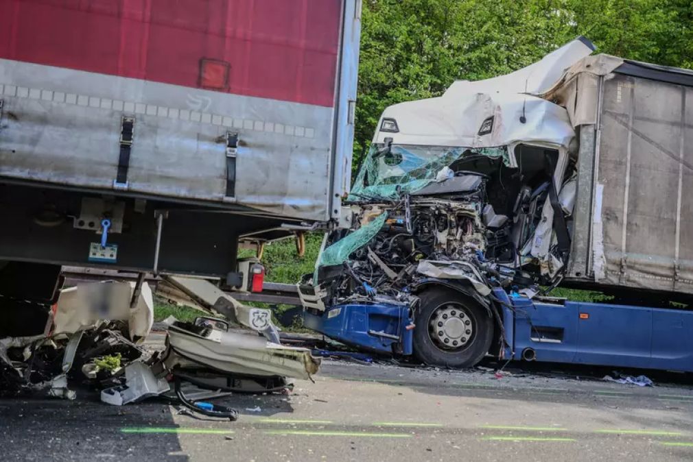 Un șofer român de camion, izbit în remorcă în Germania, pe autostradă
