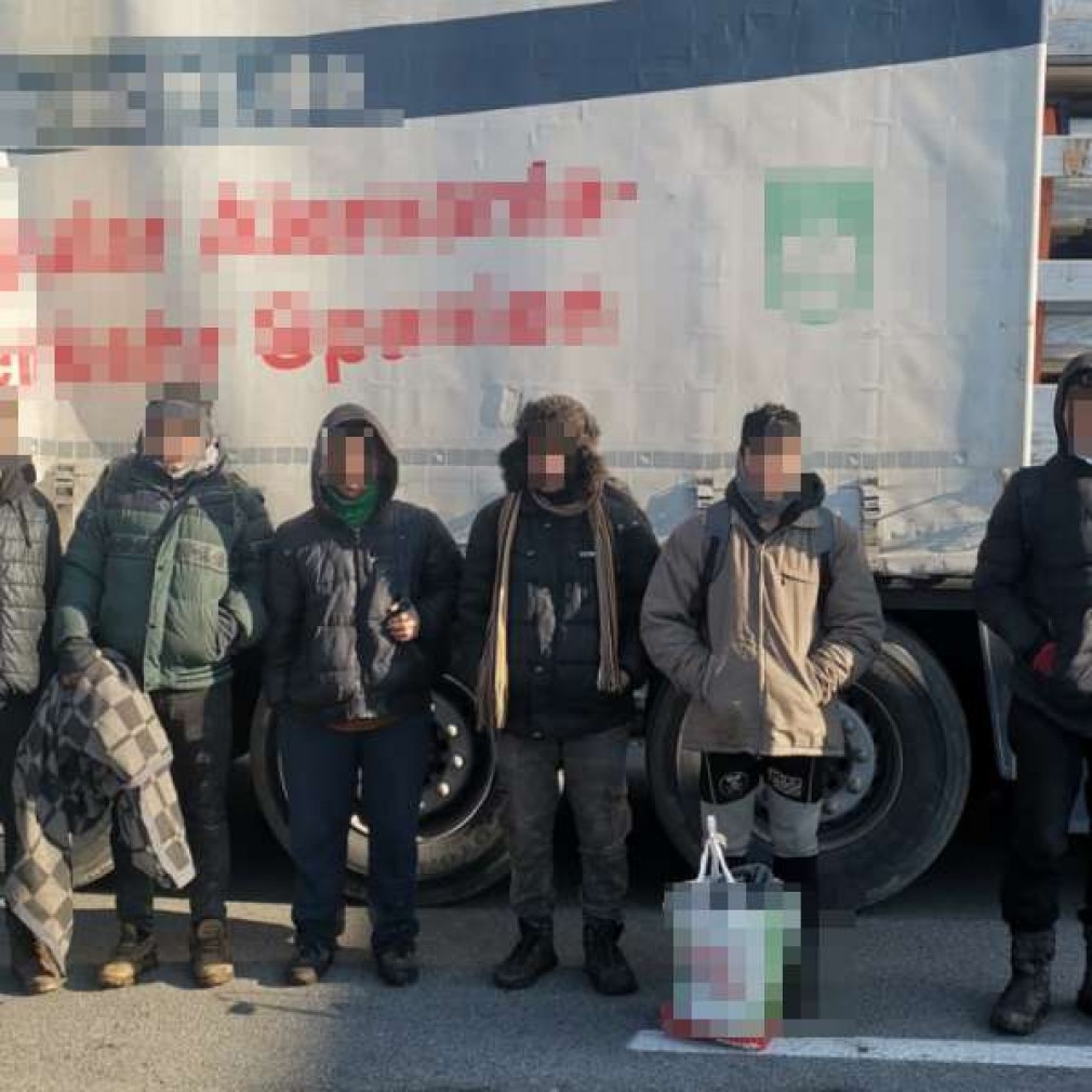 Șase afgani, descoperiți într-un camion cu aluminiu în timp ce voiau să treacă, ilegal, granița