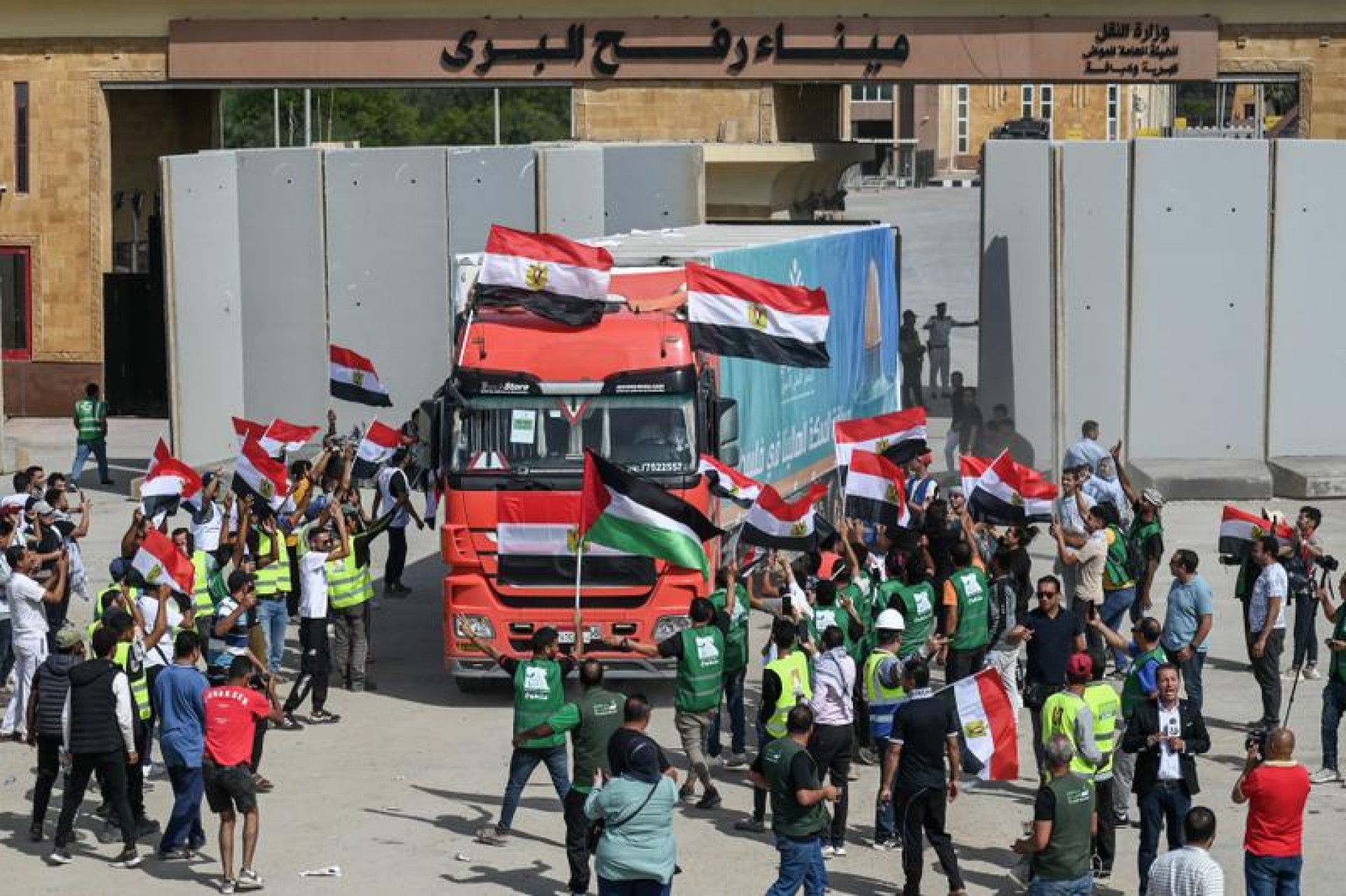 Ce duceau primele 20 de camioane care au intrat în Gaza