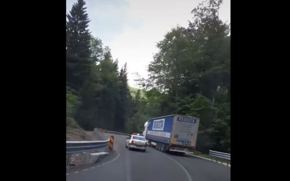 VIDEO Mașina poliției, fără girofaruri pornite, depășește un camion pe linie continuă, în curbă