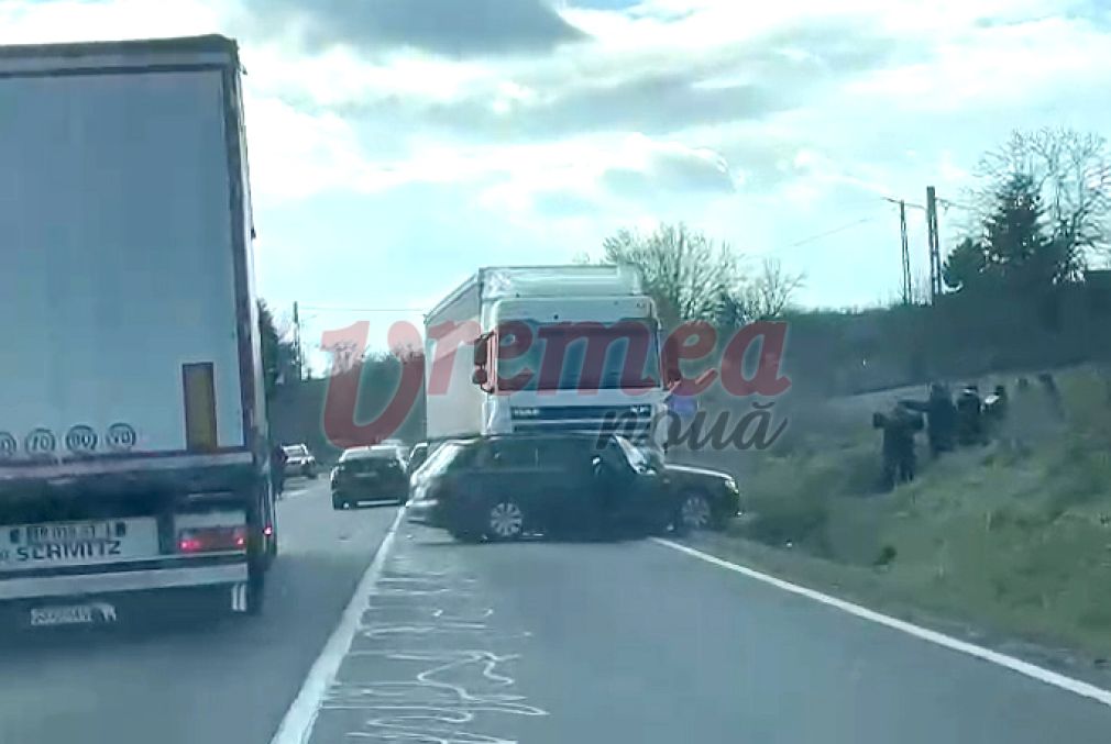 VIDEO. Un camion a lovit un autoturism în Vaslui