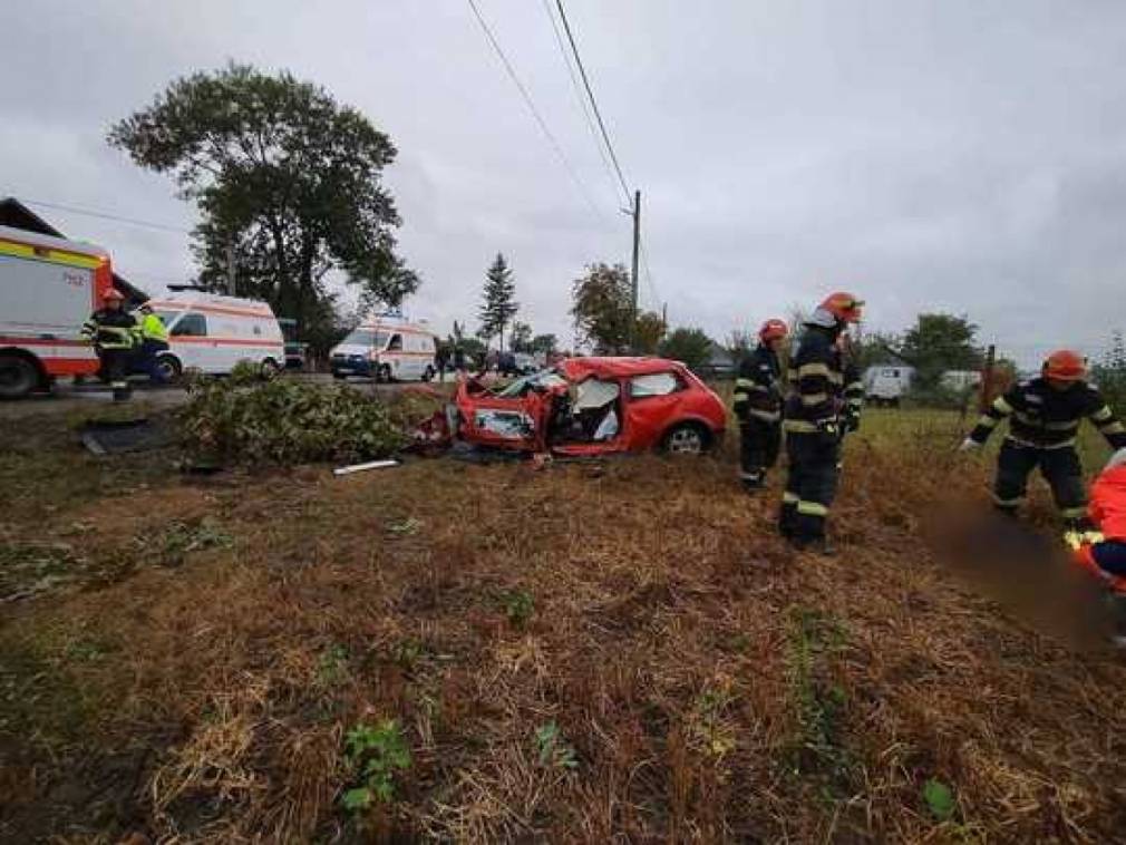 Un mort și trei răniți după un accident violent între o mașină și camion