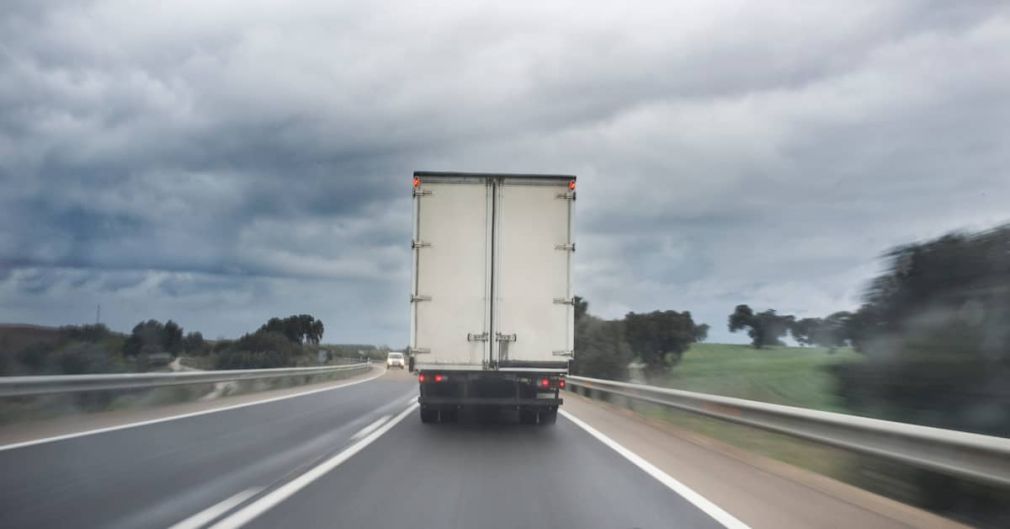 Disperat că totul se scumpește, un patron a obligat 3 șoferi de camion să facă 59 infracțiuni