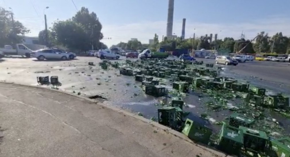 VIDEO. Prelata unui camion s-a rupt. Lăzi de bere pe carosabil