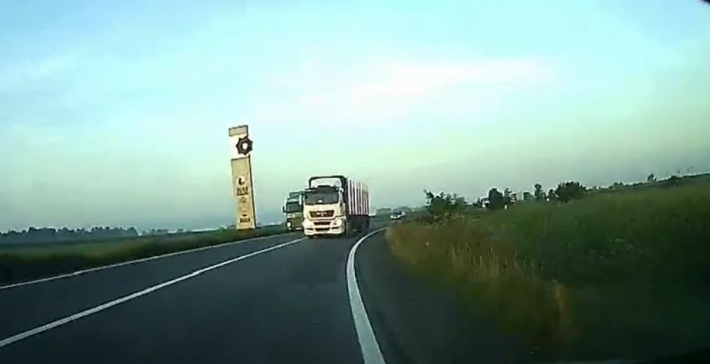 Șofer de camion, inconștient: a depășit un alt camion pe linia continuă