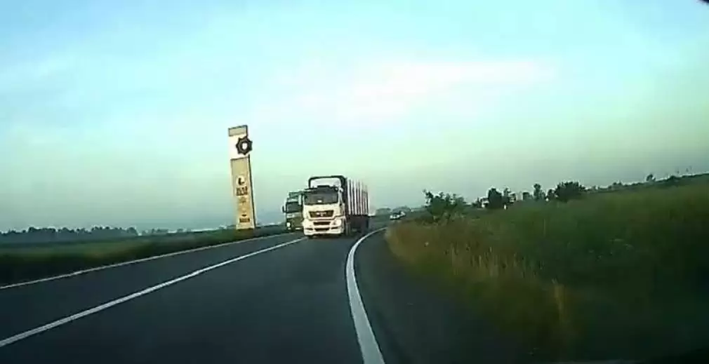 Șofer de camion, inconștient: a depășit un alt camion pe linia continuă