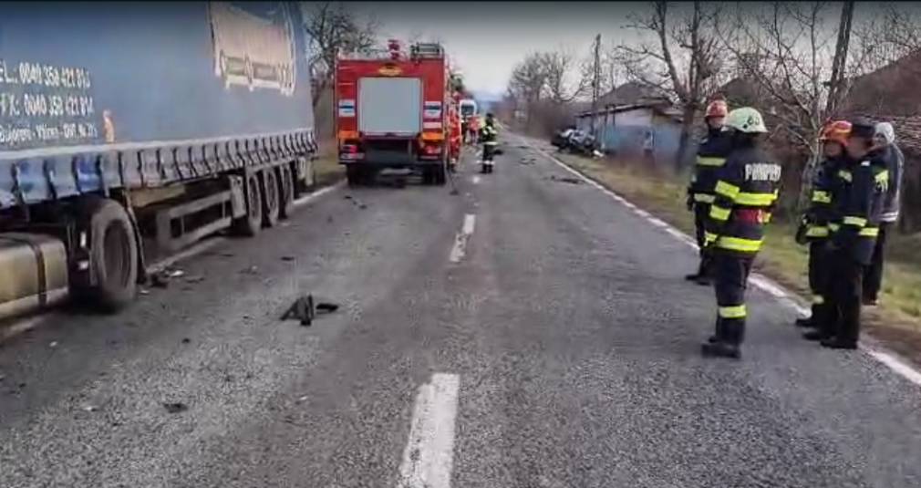 Un șofer a murit după ce „s-a aruncat” în camion. Caroseria mașinii s-a dezmembrat