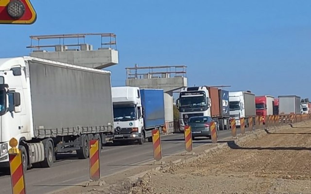 Acord între vămile din România și Moldova pentru fluidizarea traficului. Camioanele așteaptă zile întregi