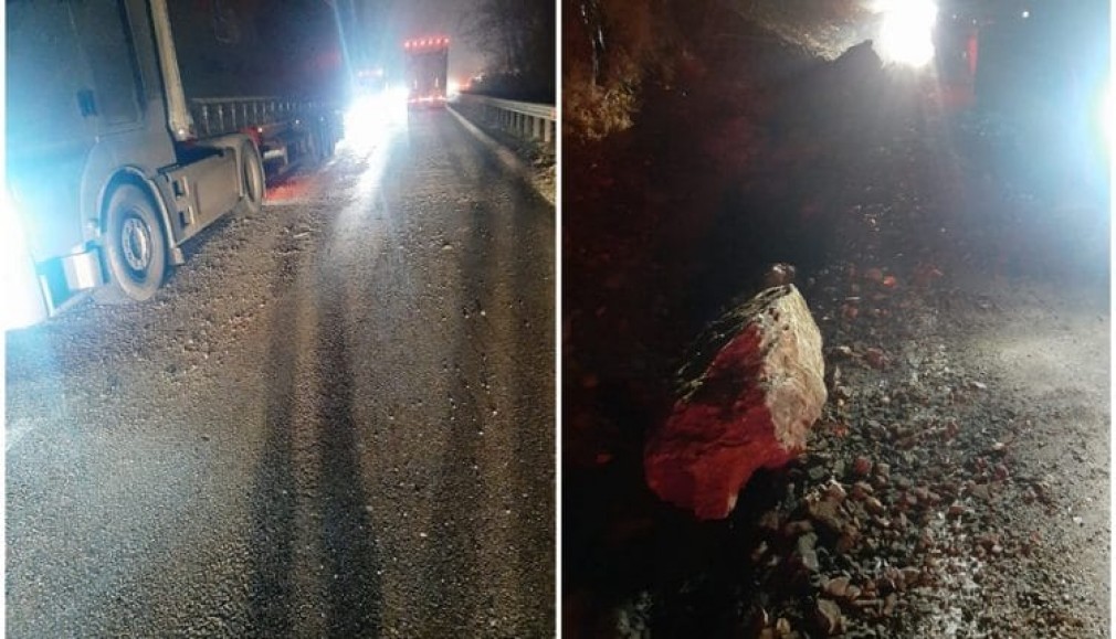 Șoferul unei camionete a evitat pietrele căzute pe Valea Oltului și a nimerit într-un camion
