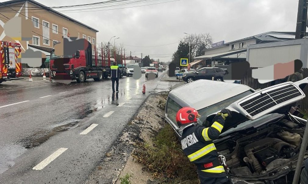 Un dric a ajuns în șanț lovit de camion