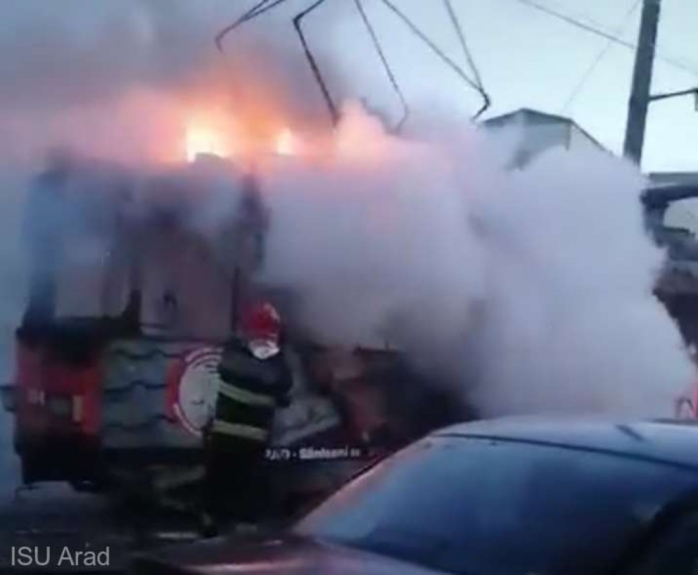 VIDEO. Un tramvai a luat foc în trafic, în municipiul Arad