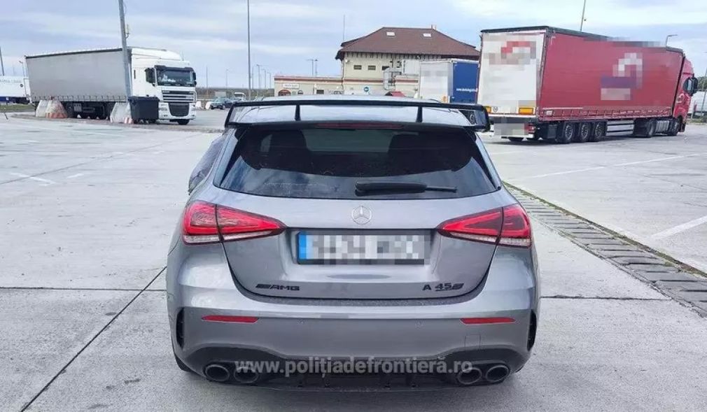 Un șofer de camion a rămas fără un Mercedes pe care îl transporta. Ce a găsit poliția?