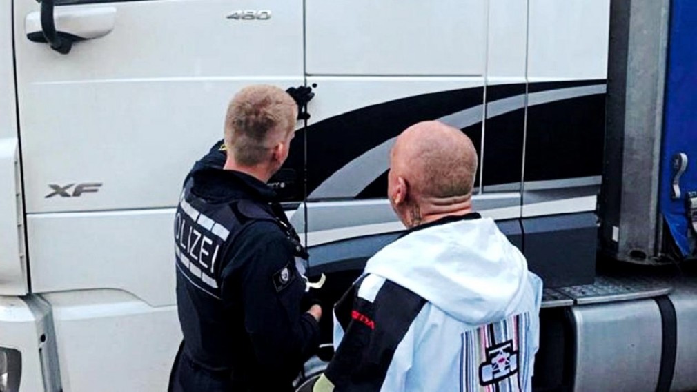 Austria. Șofer profesionist român beat a parcat camionul într-o stație de autobuz și s-a culcat cu capul pe volan