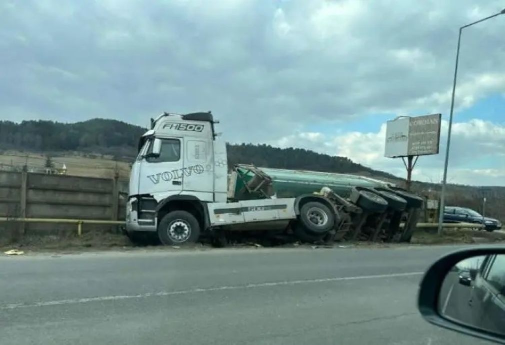 Pericol de explozie. Un camion a căzut pe o țeavă